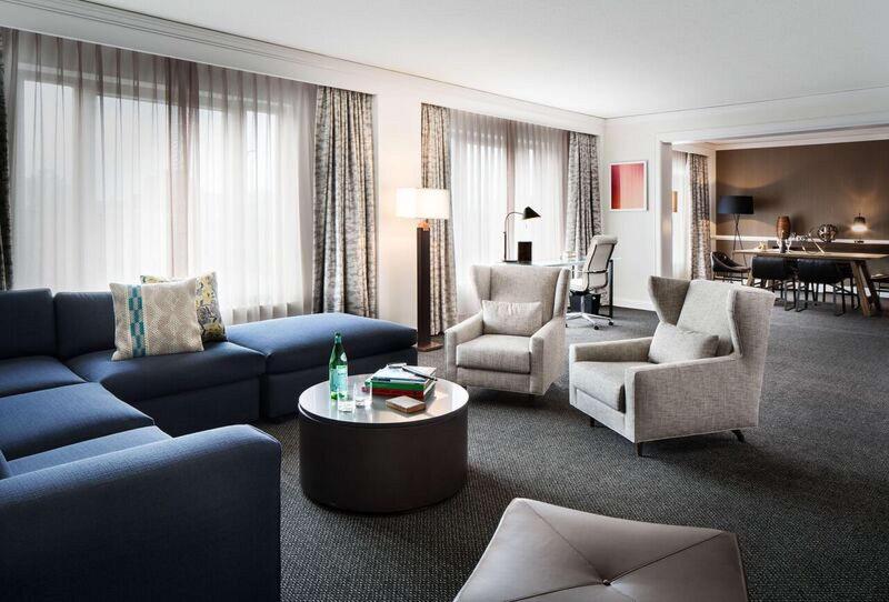 스위트 킹사이즈 침대, The Logan Philadelphia Curio Collection By Hilton