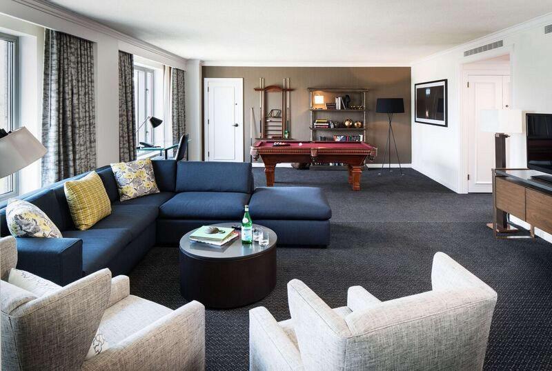 스위트 킹사이즈 침대, The Logan Philadelphia Curio Collection By Hilton