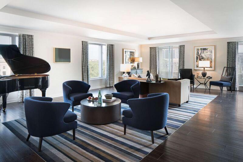 스위트 킹사이즈 침대, The Logan Philadelphia Curio Collection By Hilton