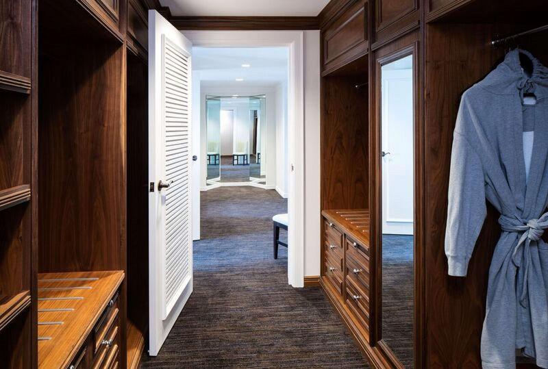 스위트 킹사이즈 침대, The Logan Philadelphia Curio Collection By Hilton