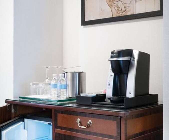 스위트 킹사이즈 침대, The Logan Philadelphia Curio Collection By Hilton