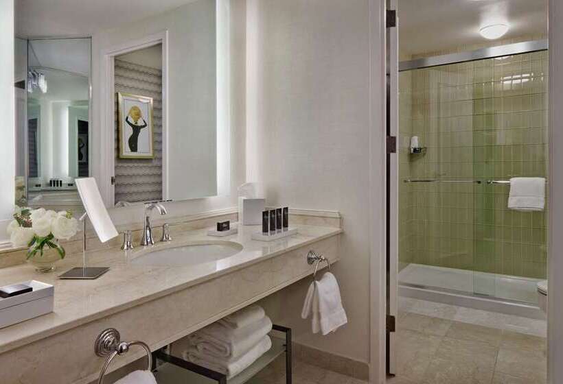 스위트 킹사이즈 침대, The Logan Philadelphia Curio Collection By Hilton