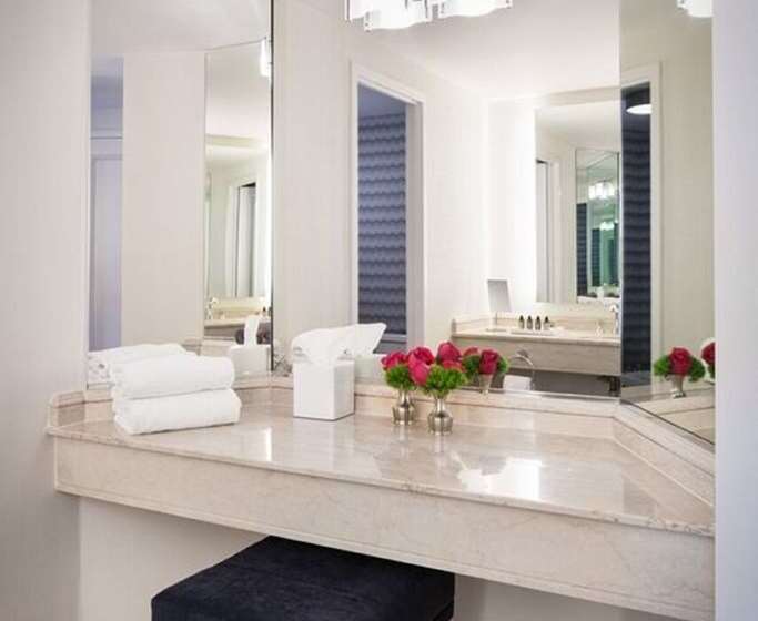 스위트 킹사이즈 침대, The Logan Philadelphia Curio Collection By Hilton