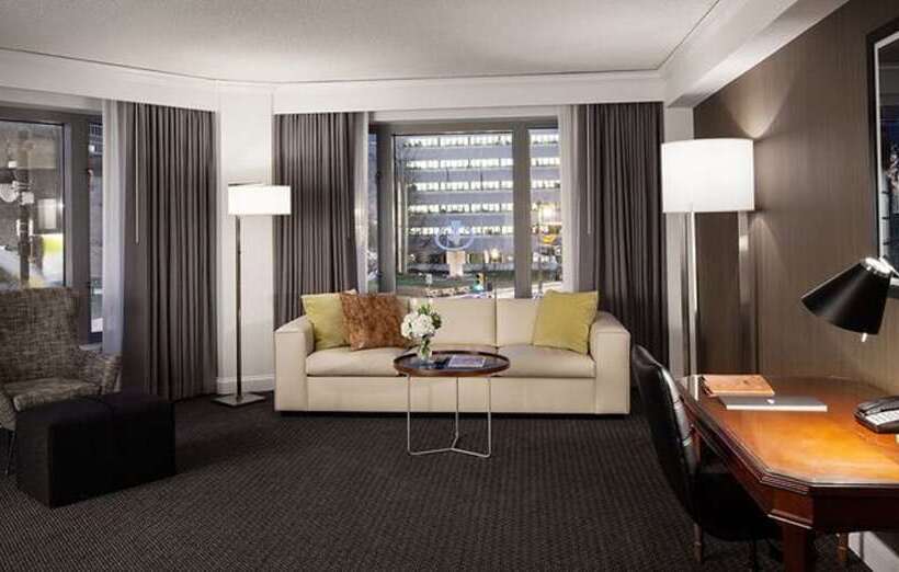 스위트 킹사이즈 침대, The Logan Philadelphia Curio Collection By Hilton