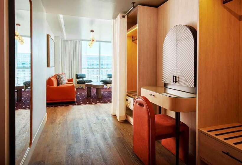 스위트 킹사이즈 침대, The Logan Philadelphia Curio Collection By Hilton