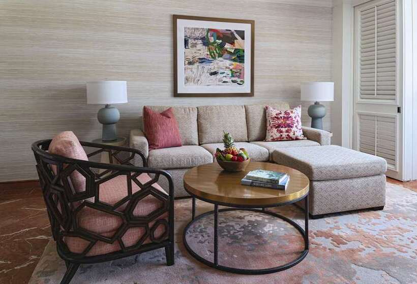 스위트 킹사이즈 침대, The Logan Philadelphia Curio Collection By Hilton