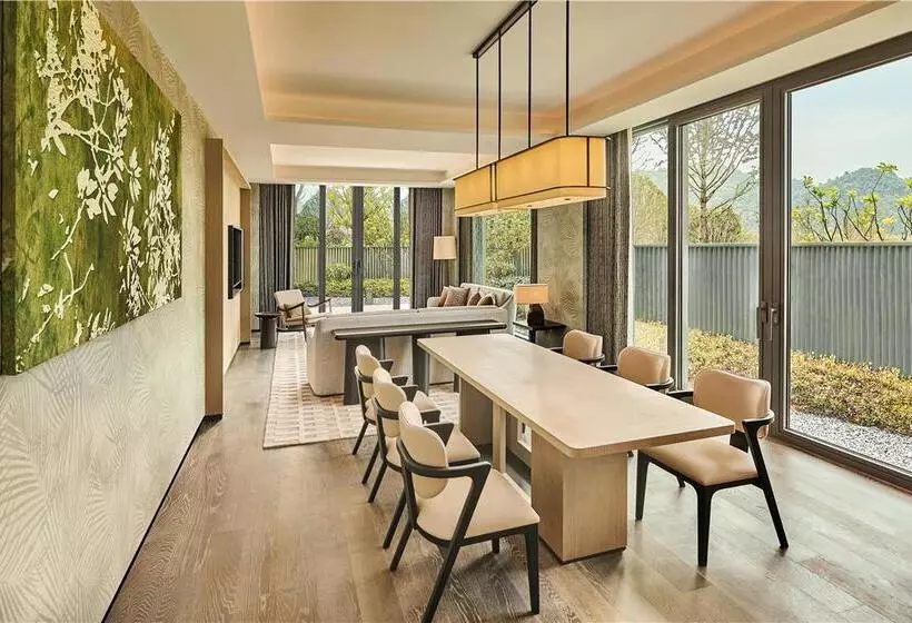 سوئیت با تخت بزرگ, The Logan Philadelphia Curio Collection By Hilton