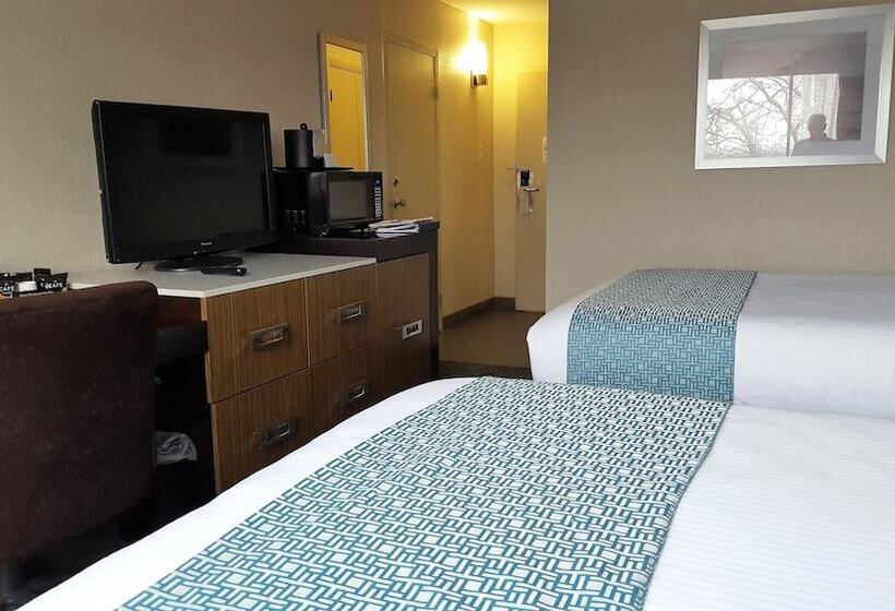 Номер Стандарт 2 Двуспальные Кровати, Wyndham Garden Kenosha Harborside