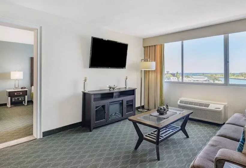 キングサイズベッドのスイートルーム, Wyndham Garden Kenosha Harborside