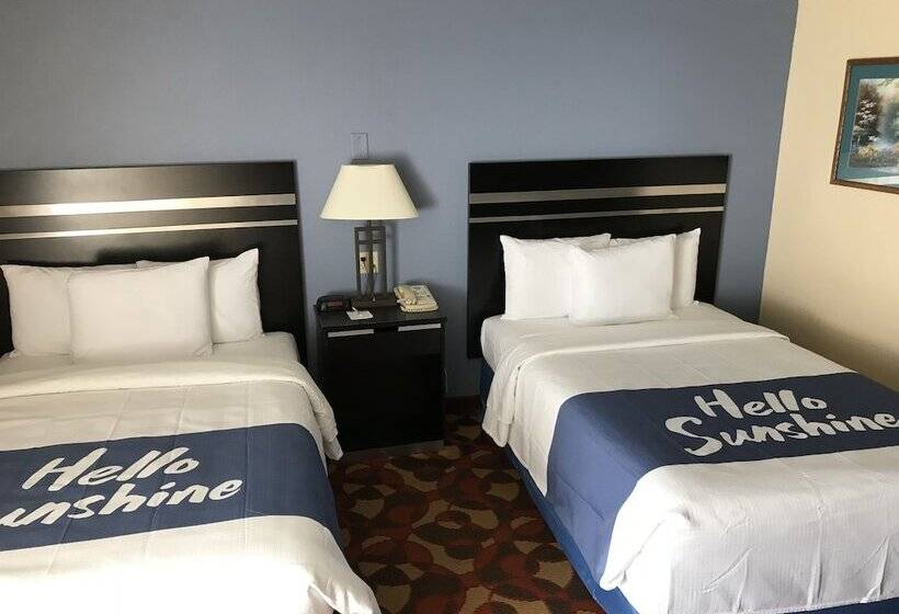 带2个双人床的标准工作室, Days Inn By Wyndham Carlisle North