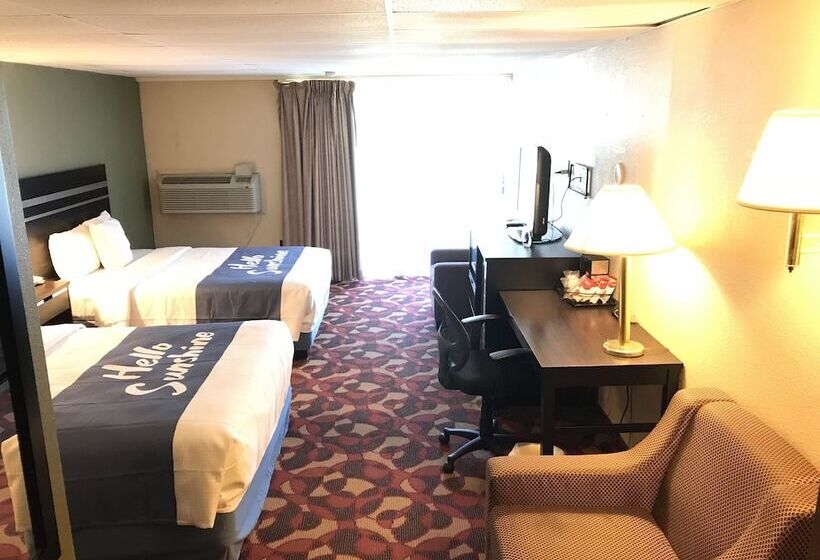 带2个双人床的标准工作室, Days Inn By Wyndham Carlisle North