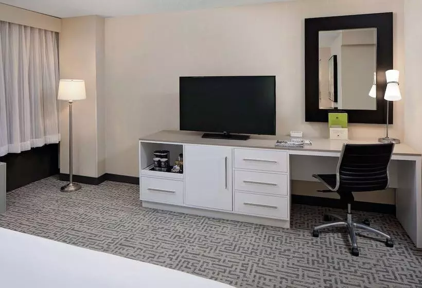 キングサイズベッドのスタンダードルーム, Doubletree By Hilton  Chicago  Magnificent Mile