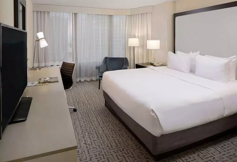キングサイズベッドのスタンダードルーム, Doubletree By Hilton  Chicago  Magnificent Mile