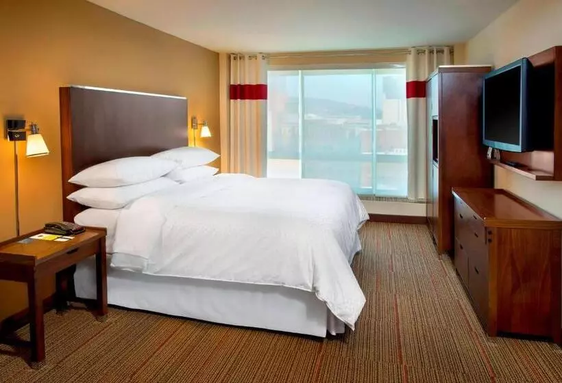 キングサイズベッドのスイートルーム, Four Points By Sheraton Charleston