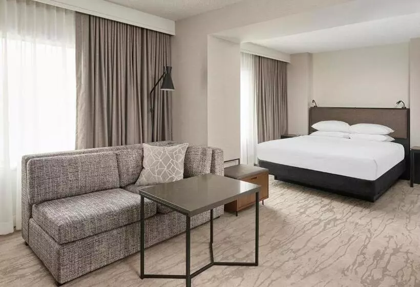 Standard-invahuone, Hyatt Regency Deerfield