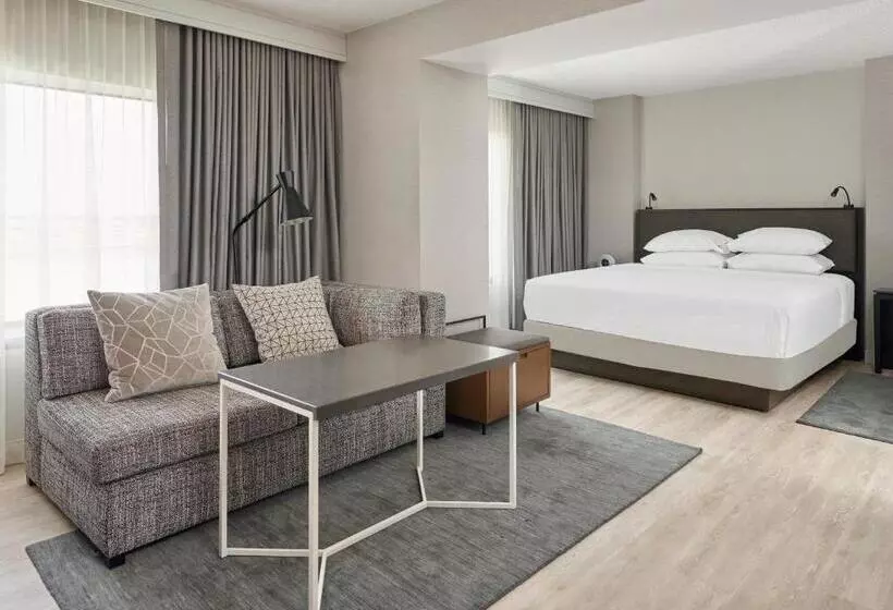 Standard-invahuone, Hyatt Regency Deerfield