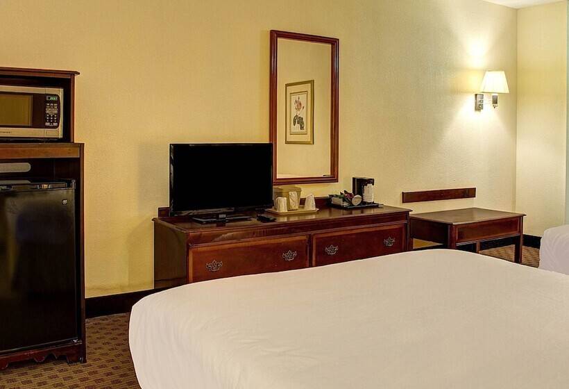 带2个双人床的标准工作室, Quality Inn North