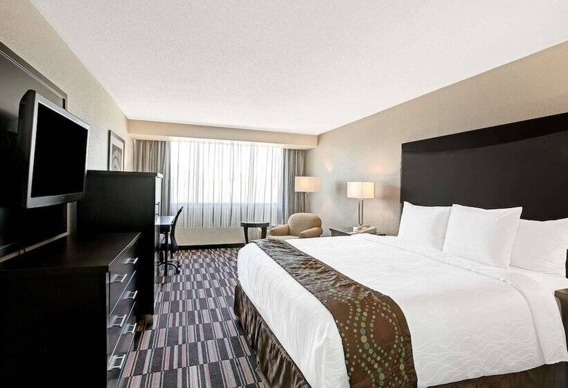 Номер Executive, Ramada Plaza By Wyndham Charlotte South End Airport
