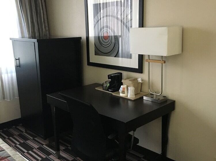 Номер Executive, Ramada Plaza By Wyndham Charlotte South End Airport