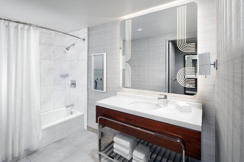 غرفة قياسية سرير كينج, Sheraton Grand Los Angeles