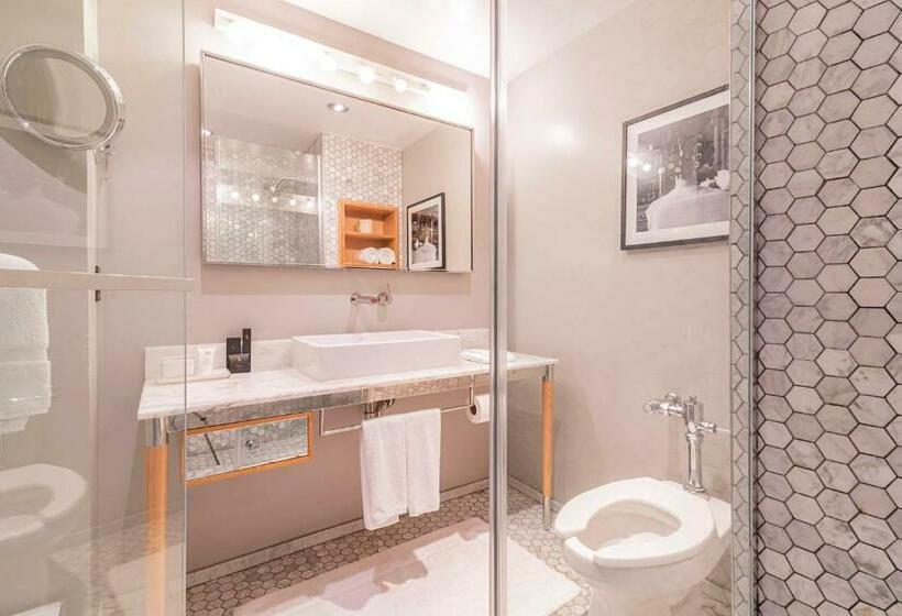 Номер Стандарт Вид на Бассейн, The Hollywood Roosevelt