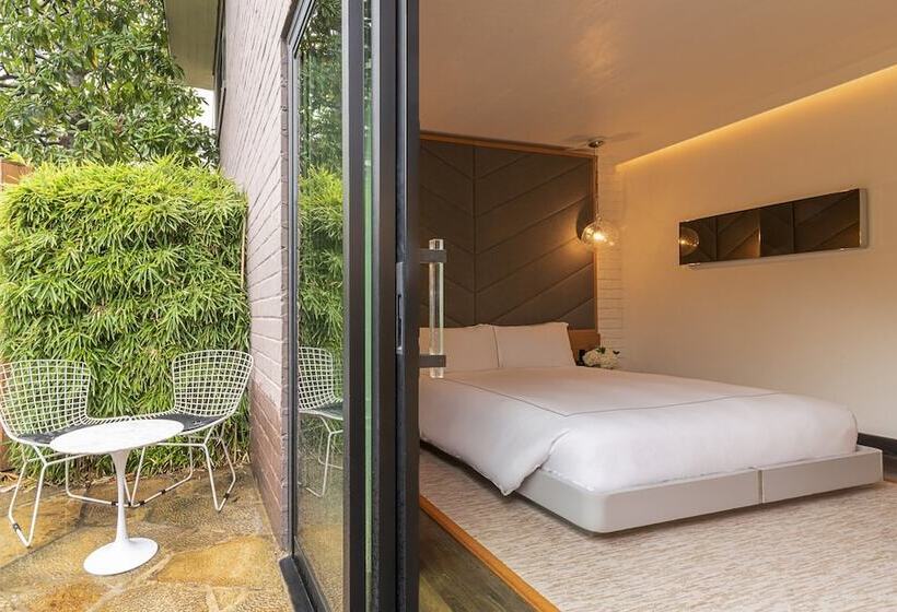 Хижина, The Hollywood Roosevelt