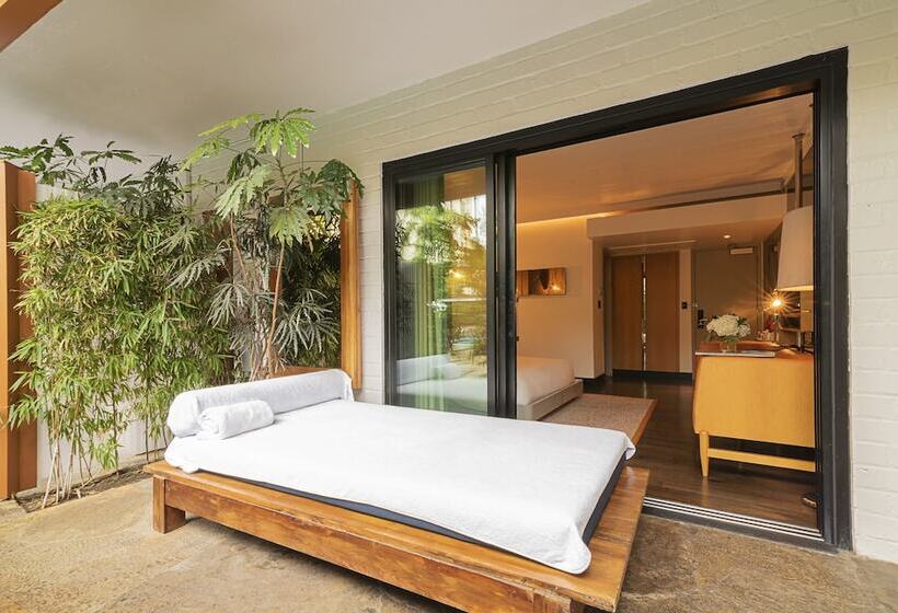 Хижина, The Hollywood Roosevelt