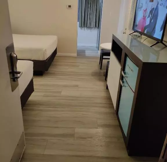 اتاق استاندارد با چشمانداز استخر, Kings Inn