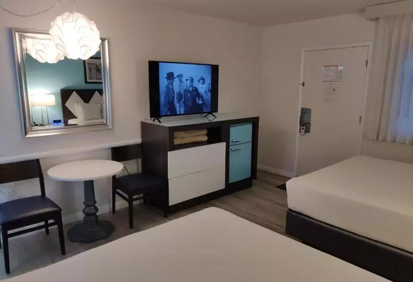 اتاق استاندارد با چشمانداز استخر, Kings Inn