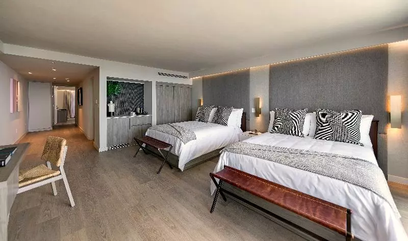 سوییت با چشم‌انداز دریا, La Jolla Cove Suites