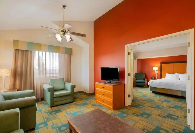 キングサイズベッドのスイートルーム, La Quinta Inn By Wyndham Cheyenne