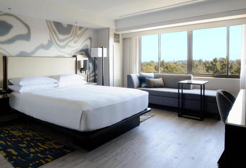 غرفة قياسية سرير كينج لذوى الإحتياجات الخاصة, Long Beach Marriott