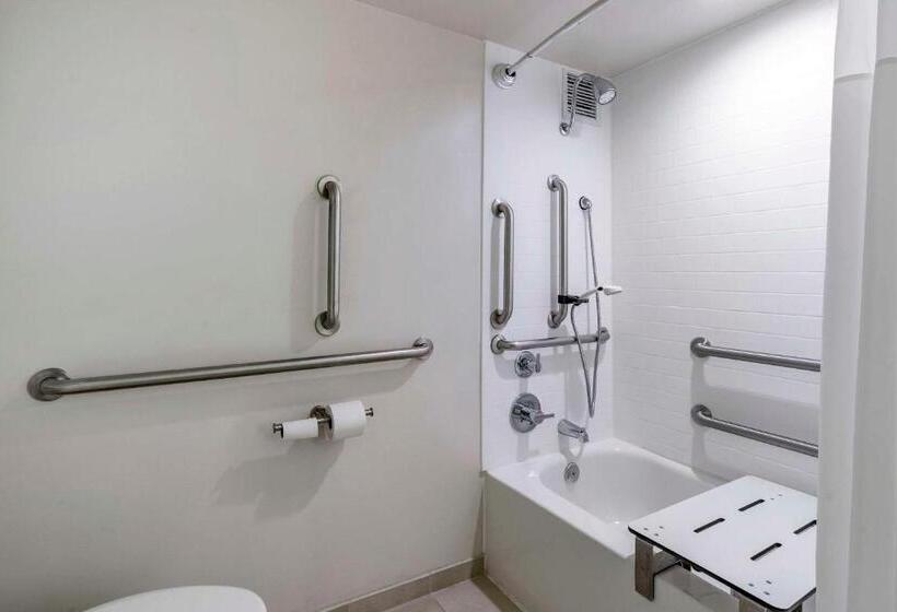 适合残疾人士使用的带超级大床的标准间, Quality Inn Lexington Horse Park