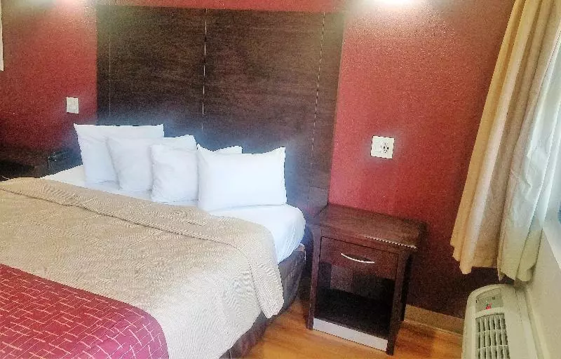 キングサイズベッドのスイートルーム, Red Roof Inn & Suites Houston  Hobby Airport