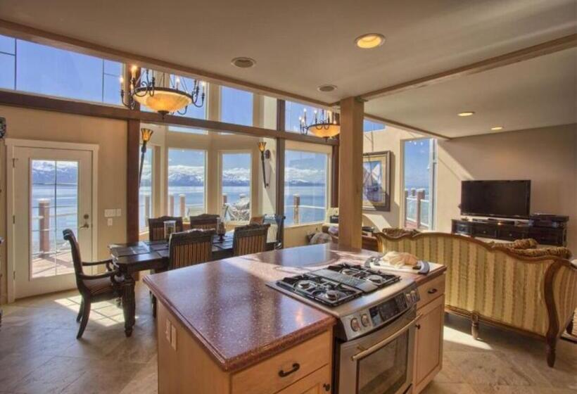 منزل غرفتين نوم, Land S End