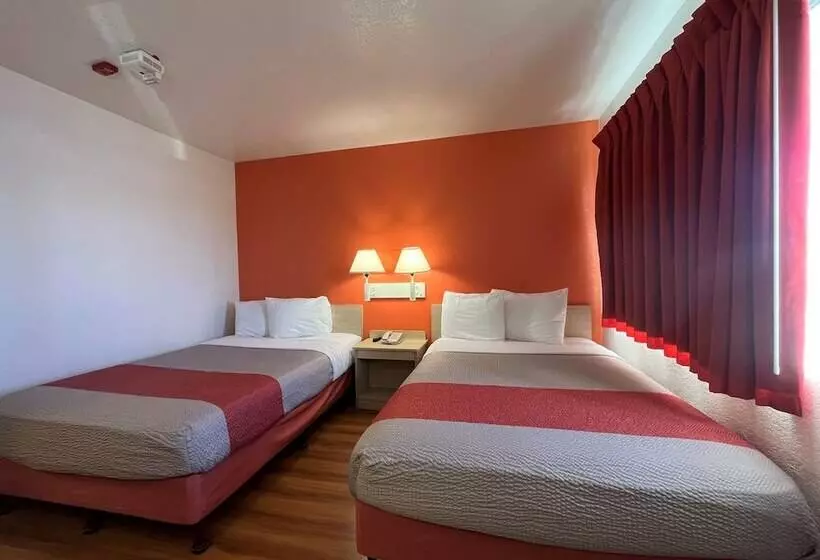 ２ダブルベッドのスタンダードルーム, Motel 6 Flagstaff, Az   Butler