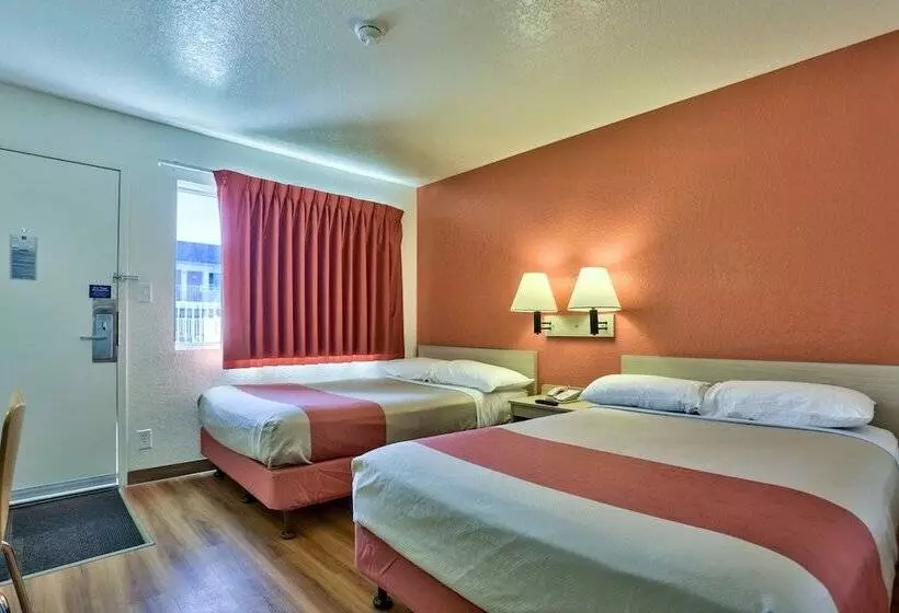 ２ダブルベッドのスタンダードルーム, Motel 6 Flagstaff, Az   Butler
