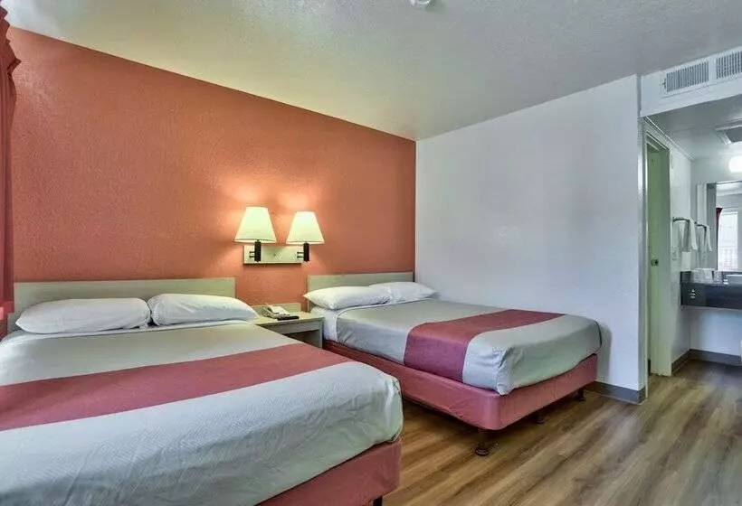 ２ダブルベッドのスタンダードルーム, Motel 6 Flagstaff, Az   Butler