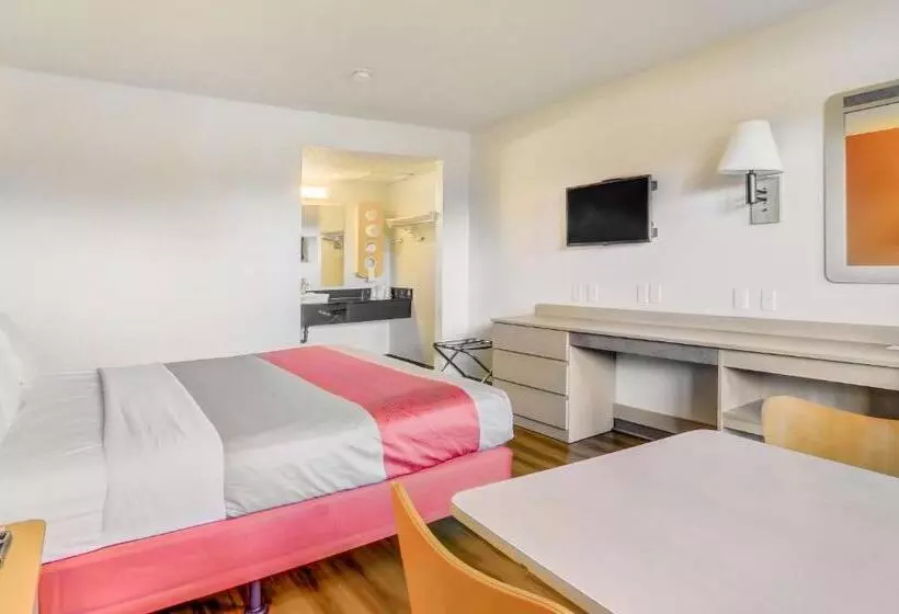 اتاق لوکس با تخت بزرگ, Motel 6 Medford, Or   North