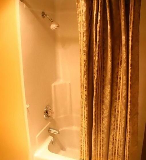 חדר סטנדרט עם מיטת קינג, Americas Inn