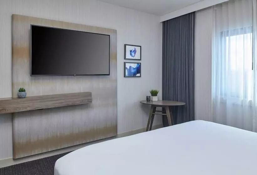 ダブルベッドスタンダードルーム, Delta Hotels By Marriott Detroit Novi