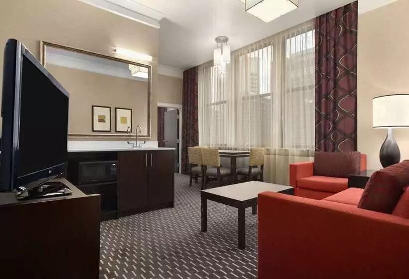 キングサイズベッドのスタンダードルーム, Embassy Suites Boca Raton