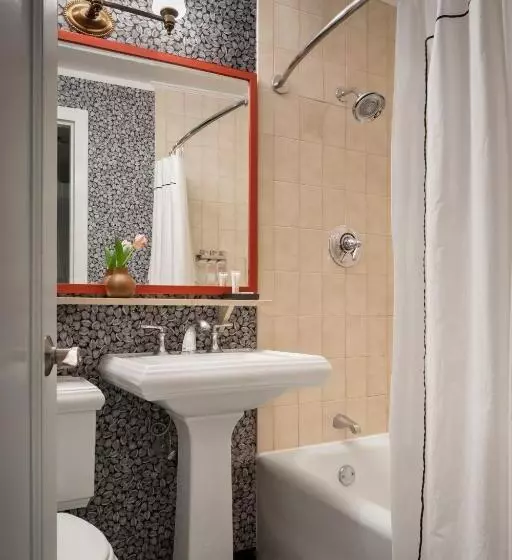 سوئیت با تخت بزرگ, Graduate By Hilton Providence