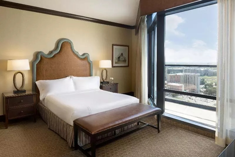 سوییت اجرایی, Omni Austin Hotel Downtown