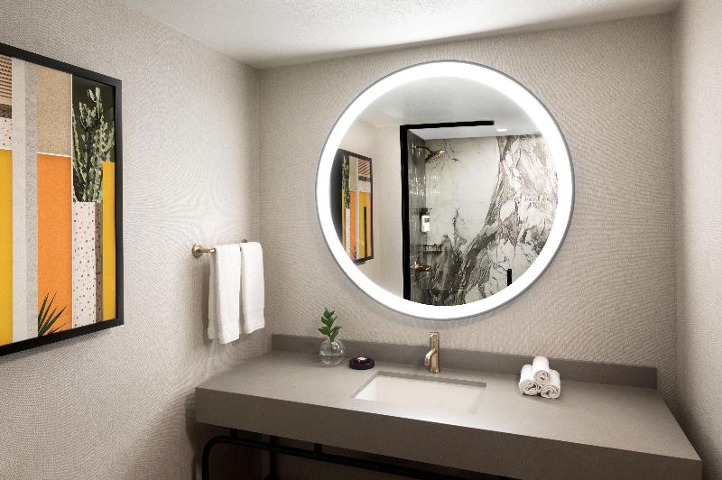 キングサイズベッドのデラックスルーム, Omni Austin Hotel Downtown