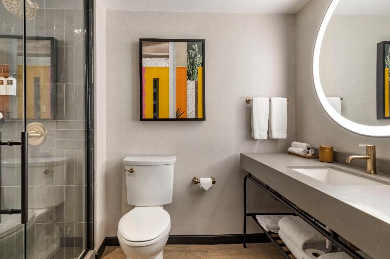 キングサイズベッドのデラックスルーム, Omni Austin Hotel Downtown