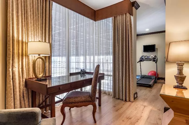 Sviitti Liikuntarajoitteisille, Omni Austin Hotel Downtown