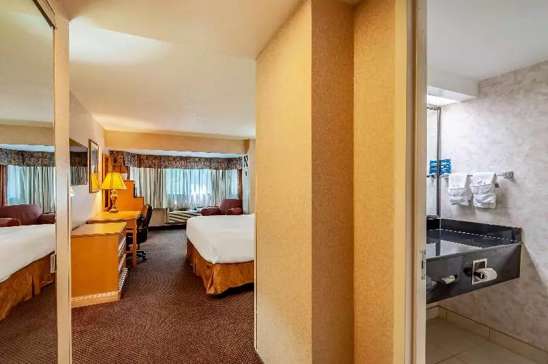 キングサイズベッドのスタンダードルーム, Red Lion Hotel Rosslyn Iwo Jima