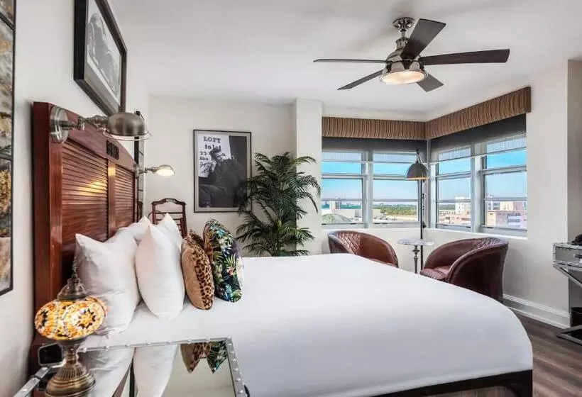 キングサイズベッドのスタンダードルーム, National Hotel, An Adult Only Oceanfront Resort