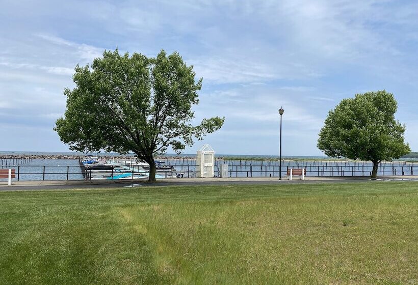 ２ダブルベッドのスタンダードルーム, Clarion Hotel Conference Center On Lake Erie